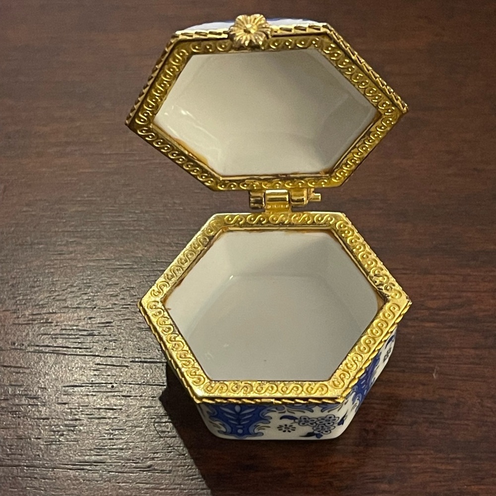 Porcelain gold tone metal jewelry pill box - Hexagonal - Picture 4 of 4
